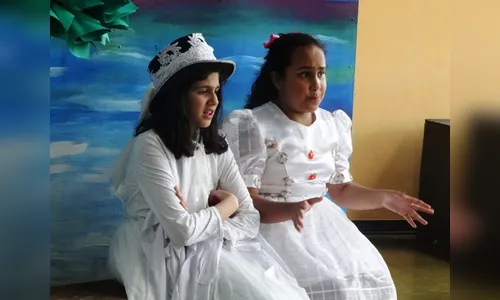 De aluno para aluno: atores do curso livre de teatro ATUAR se apresentam para alunos de Escola Municipal