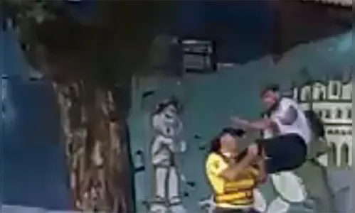 Homem dá voadora em agente de trânsito e é condenado; veja vídeo