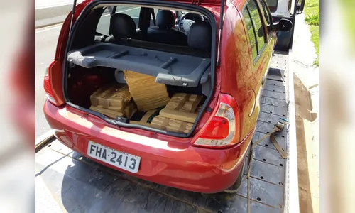 PRF encontra 50 kg de maconha no bagageiro de veículo que estava sendo guinchado 