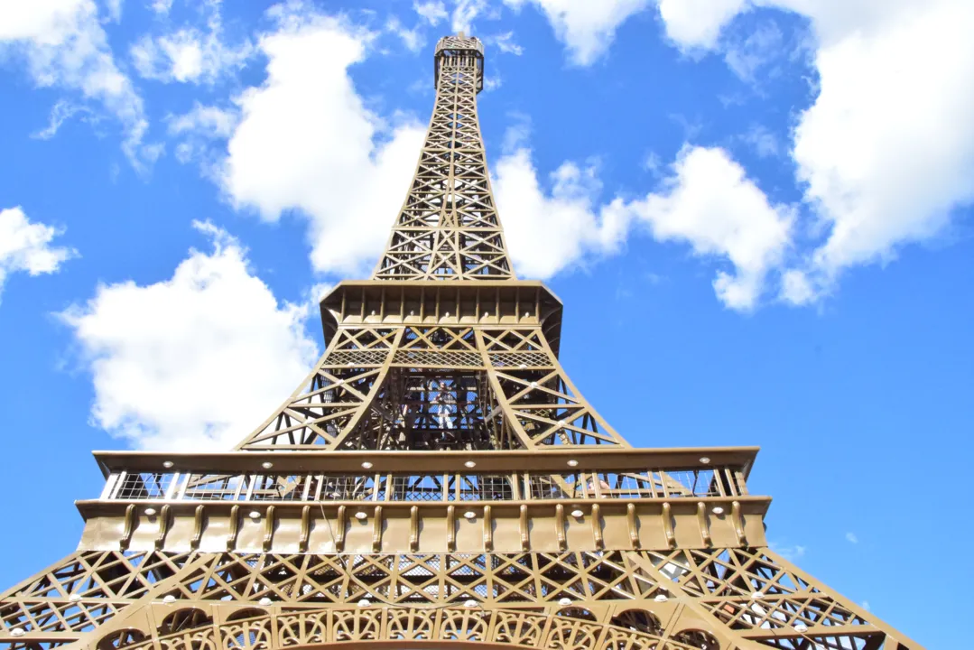 Festa na cidade será na Praça França, tendo como vista a réplica da Torre Eiffel. (Foto: Ivan Maldonado)