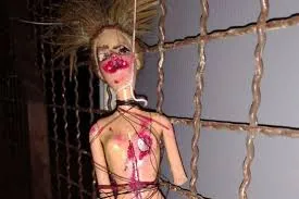 A mulher teria encontrado no portão de sua casa uma boneca vodu, com sinais de mutilação, a fim de intimidá-la (Divulgação/Comarca de Tubarão)