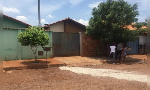 Mãe alega que matou filho enforcado porque ele não quis limpar a casa de madrugada