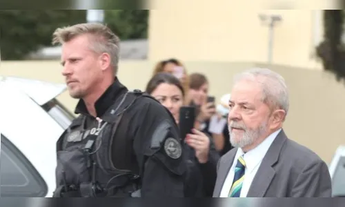 'Rodrigo Hilbert' da Federal faz sucesso após anunciar livro sobre Lula