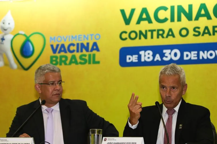 O secretário de Vigilância em Saúde, Wanderson de Oliveira, e o ministro interino João Gabbardo, em entrevista no lançamento da 2ª fase da Campanha de Vacinação contra o Sarampo (Foto: Fabio Rodrigues Pozzebom/Agência Brasil)