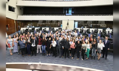 Estudantes viram deputados e vivem um dia de parlamento