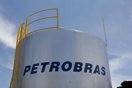 Petrobras reajusta gasolina em 2,8% nas refinarias