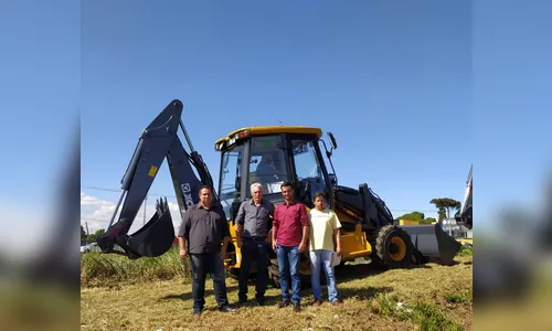 Prefeitura de Lunardelli recebe retroescavadeira 0 km