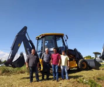 O maquinário ficará à disposição no pátio para serviços de conservação de estradas rurais e de infraestrutura. (Foto: Assessoria Imprensa Lunardelli)