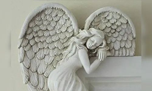 Há sempre um anjo escondido na pedra