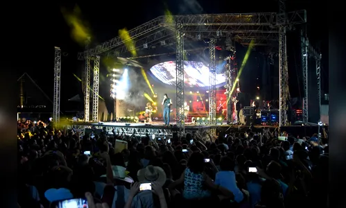Milhares de pessoas comemoram aniversário de Ivaiporã com show de Luan Santana
