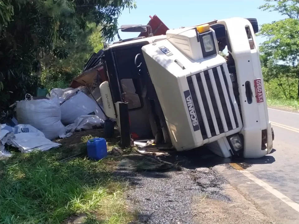 Caminhão tomba no Contorno Norte em Apucarana