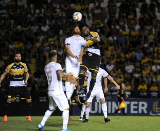 Em jogo polêmico, Paraná sofre gol no fim, empata e encerra oficialmente luta pelo acesso