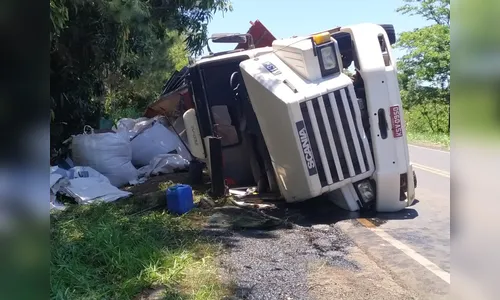 Caminhão tomba no Contorno Norte em Apucarana