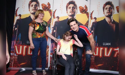 Prefeitura de Ivaiporã e Lar Santo Antônio realizam sonho de duas crianças: tirar foto com Luan Santana