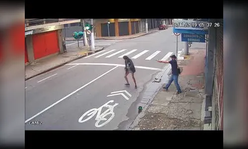 Moradora de rua é morta a tiros após pedir dinheiro; veja vídeo