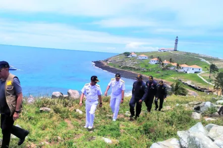 Cerca de 4.500 toneladas de resíduos contaminados já foram recolhidos. (Foto: Marinha do Brasil)