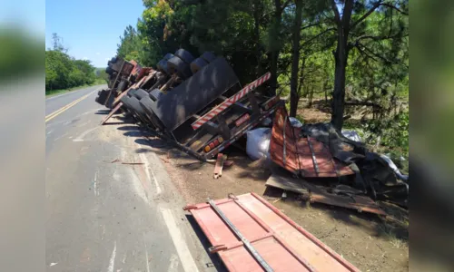 
						
							Caminhão tomba no Contorno Norte em Apucarana
						
						