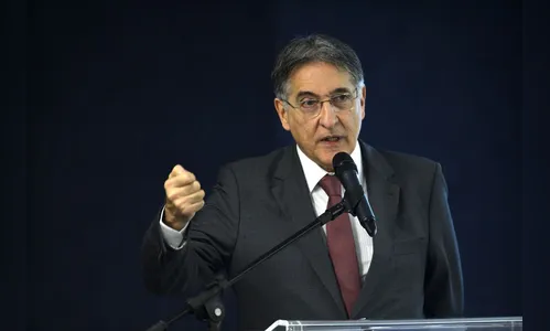 Justiça Eleitoral condena Fernando Pimentel a 10 anos de prisão