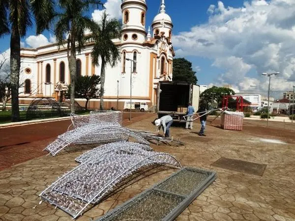 Praça Matriz está sendo enfeitada com estruturas iluminadas