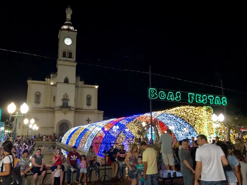 Espetáculo marca chegada do Papai Noel em Apucarana; veja vídeo