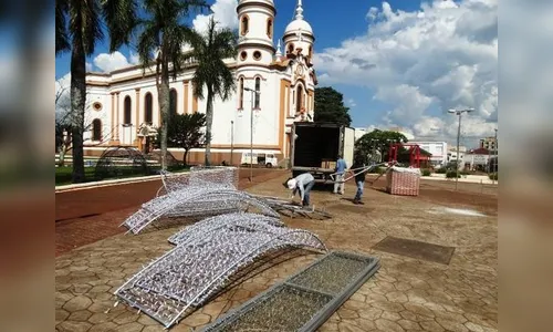 Arapongas acelera instalação da decoração natalina