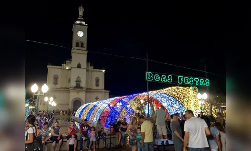 Espetáculo marca chegada do Papai Noel em Apucarana; veja vídeo