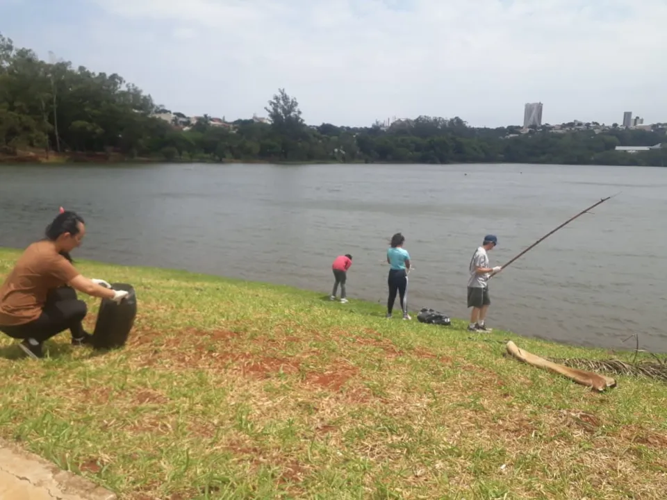 Grupo de jovens realiza limpeza na região do Lago Jaboti; veja vídeo