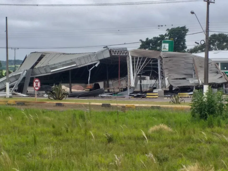 Vento derruba cobertura de posto de combustíveis em Ponta Grossa