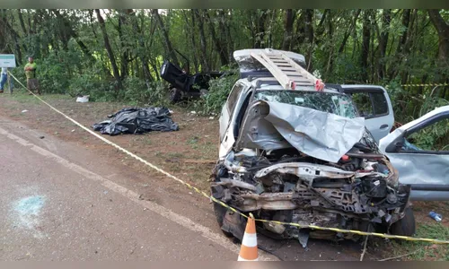 Dois jovens morrem e outras três pessoas ficam feridas em acidente na PR-462