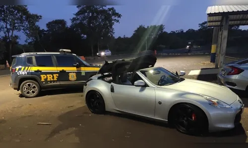 PRF apreende carro de luxo lotado de cosméticos