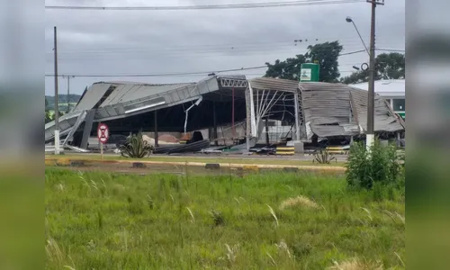 Vento derruba cobertura de posto de combustíveis em Ponta Grossa