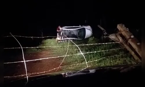 Carro capota na PR-170