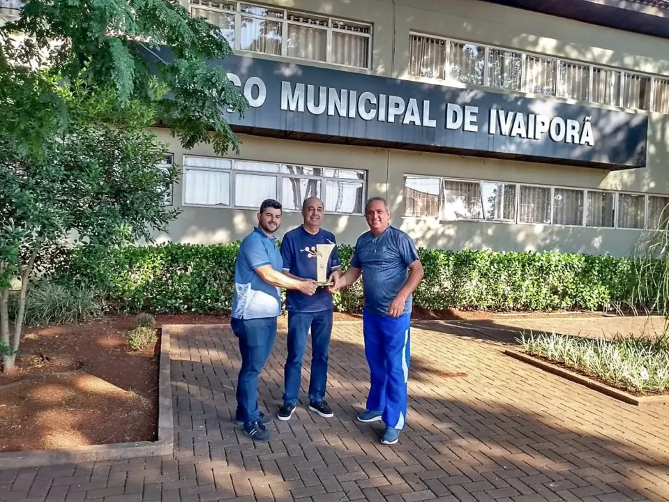 Miguel Amaral, que recebeu o troféu dos Javis entregue pelo chefe regional do IPCE. (Foto: Assessoria Imprensa )