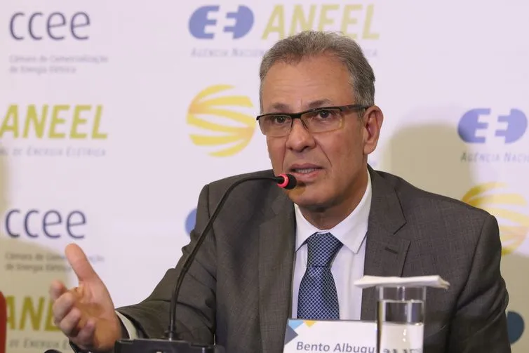 Setor elétrico requer investimentos de R$ 450 bilhões, diz ministro