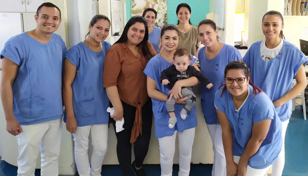 Júlio e a mãe Renata Verri visitaram a equipe da UTI Neonatal (Divulgação)