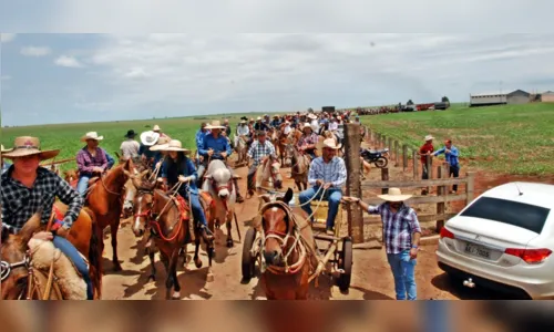 
							Faxinal inaugura asfalto com grande cavalgada e participação de mais de 700 cavaleiros
						
						