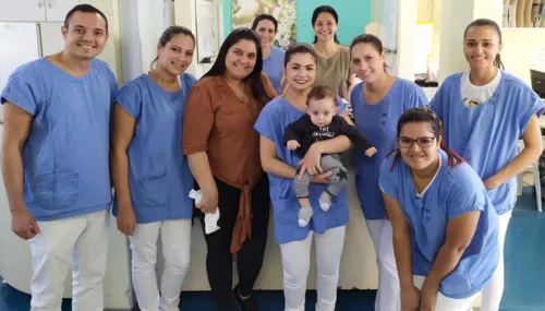 Júlio e a mãe Renata Verri visitaram a equipe da UTI Neonatal (Divulgação)