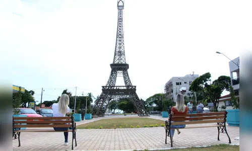 Prefeitura de Ivaiporã reinicia obras na Praça França com colocação dos bancos