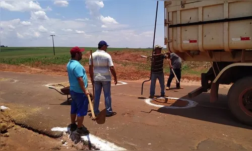 Moradores se unem para tapar buracos e fazer manutenção em rodovia estadual