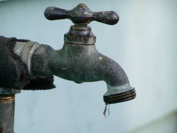 Rompimento de adutora afeta abastecimento em Jandaia do Sul