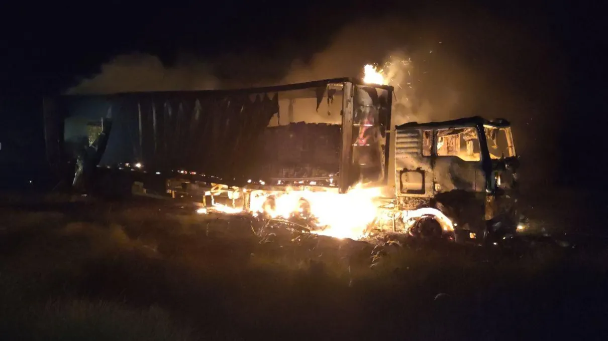 Carreta pegou fogo na BR-277, em Cantagalo (PR); rodovia ficou totalmente bloqueada por cerca de três horas. (Fotos: Agência PRF)