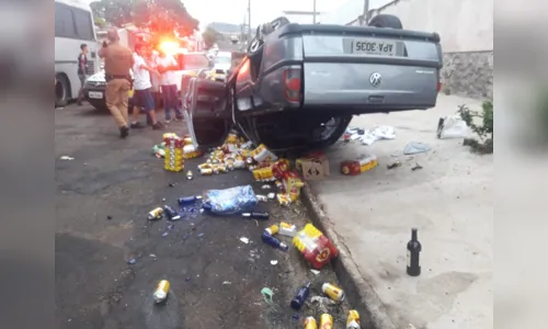 
							Ladrões invadem casa, furtam carro, bebidas e depois se envolvem em acidente; veja vídeo
						
						