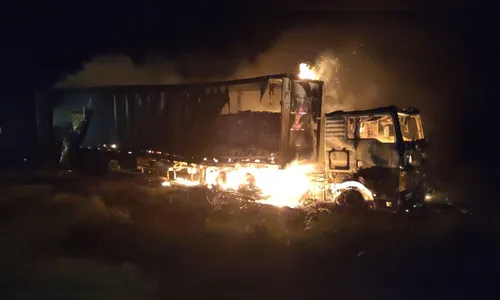 Durante incêndio, PRF prende oito envolvidos em saque de carga de cerveja