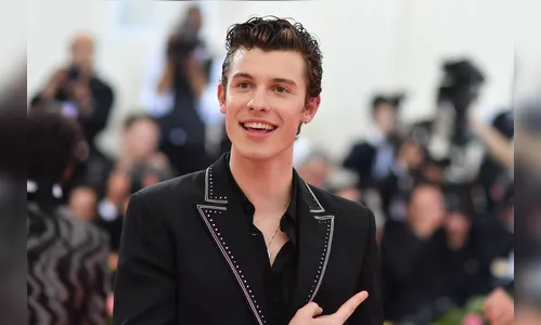 Shawn Mendes chega ao Brasil para shows e tira fotos com fãs