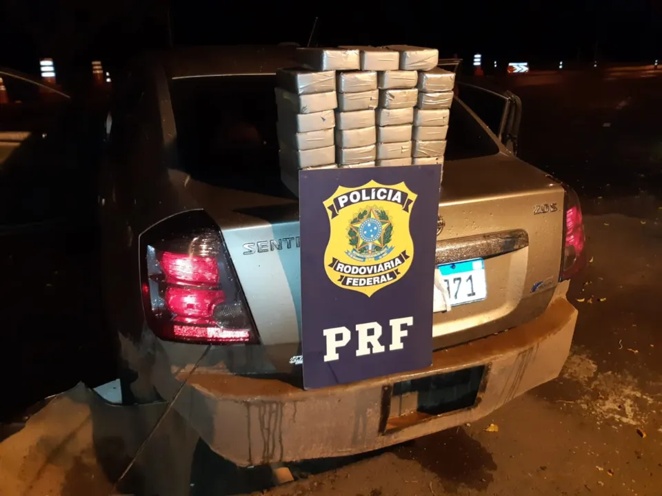 PRF prende casal com 32 quilos de cocaína em fundo falso no Paraná