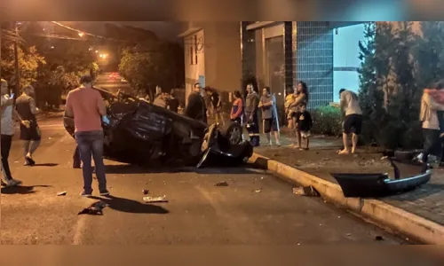 
							Após batida no centro de Arapongas carro vai parar dentro de loja 
						
						