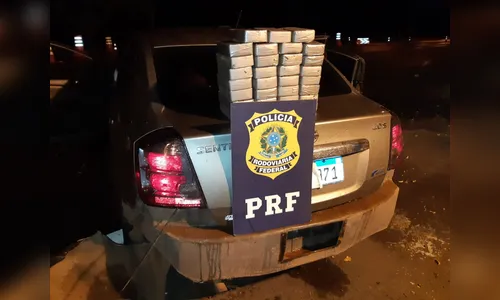 PRF prende casal com 32 quilos de cocaína em fundo falso no Paraná