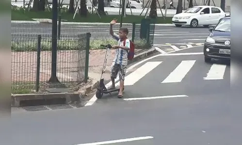 Com patinete e apito, menino de 9 anos controla trânsito após falha em semáforo; veja vídeo