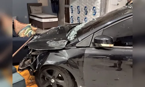 Após batida no centro de Arapongas carro vai parar dentro de loja 
