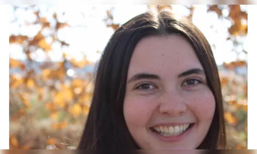 Jovem alérgica à água toma duas vezes banho por mês e não pode suar ou chorar